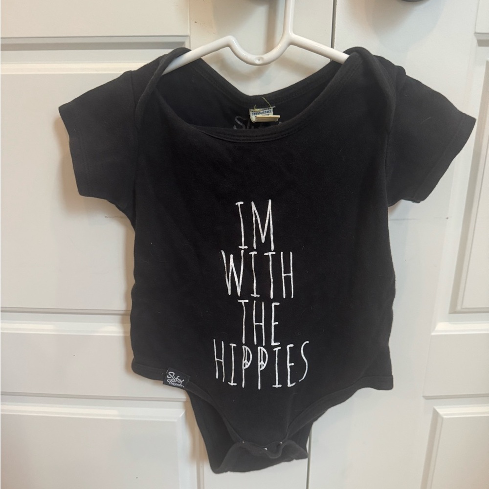 Slyfox Threads Bodysuit “I’m With the Hippies” 12M